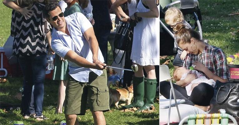 Atriz mima filha em parque na Califórnia - Queen