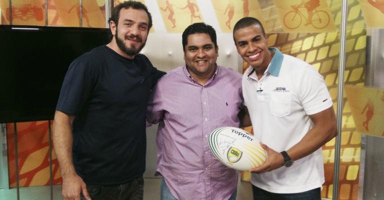 Fernando Portugal e Bruno Mendonça visitam a atração de Thiago Oliveira, na TV Gazeta, em São Paulo.