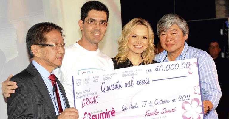 Em lançamento de linha de esmates assinada por Eliana, a apresentadora doa chachê ao Graacc e é recebida por Paulo Yamauti, Sergio Degang e Milton Kamashi, em SP.