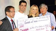 Em lançamento de linha de esmates assinada por Eliana, a apresentadora doa chachê ao Graacc e é recebida por Paulo Yamauti, Sergio Degang e Milton Kamashi, em SP.