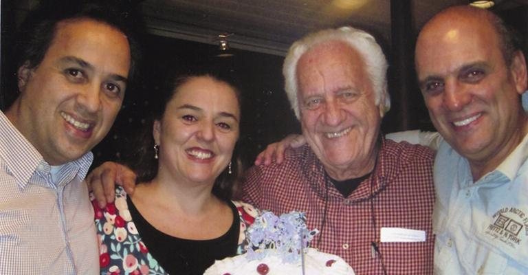 Guillermo Ávila recebe Patrícia Maia, Rolando Boldrin e Cesar Romão no aniversário de quatro anos de seu restaurante, em SP.