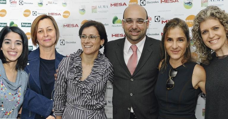 Ana Luiza Trajano, Carla Pernambuco, Marcia Cavalheiro, Ricardo Castilho, Mariella Lazaretti e Sandra Montes em encontro de chefs internacionais e nacionais realizado em espaço de SP.