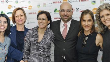 Ana Luiza Trajano, Carla Pernambuco, Marcia Cavalheiro, Ricardo Castilho, Mariella Lazaretti e Sandra Montes em encontro de chefs internacionais e nacionais realizado em espaço de SP.