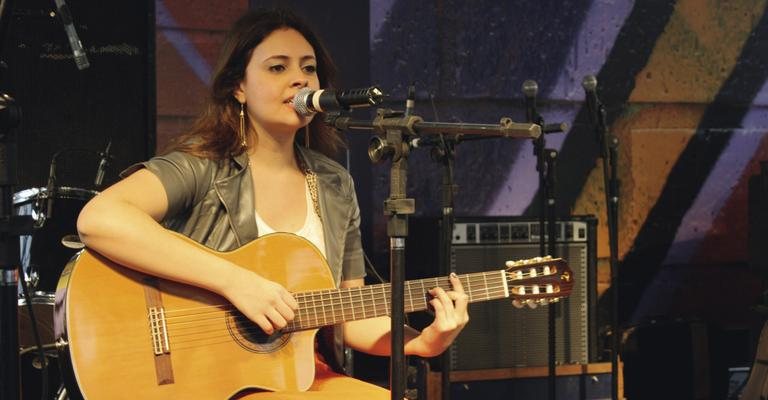 Barbara Marques canta na tradicional festa alemã do bairro Brooklin, em São Paulo.