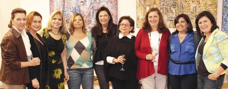 A pintora Miriam Nigri Schreier, terceira da esq. p/ dir., recebe a prima Norma Nigri, Ester Rubinstein, Ruth Liberman, Clara Krasilchick, Renee Franco, Beth Kalili, Miriam Peres e Paulina Ejnesman na abertura de sua exposição, em São Paulo.