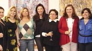 A pintora Miriam Nigri Schreier, terceira da esq. p/ dir., recebe a prima Norma Nigri, Ester Rubinstein, Ruth Liberman, Clara Krasilchick, Renee Franco, Beth Kalili, Miriam Peres e Paulina Ejnesman na abertura de sua exposição, em São Paulo.