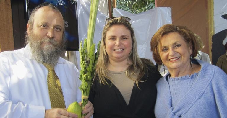 A convite do rabino Noach Gansburg, Iza Mansur e Geni Rinski, de entidade filantrópica, fazem festa judaica, em SP.