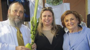 A convite do rabino Noach Gansburg, Iza Mansur e Geni Rinski, de entidade filantrópica, fazem festa judaica, em SP.