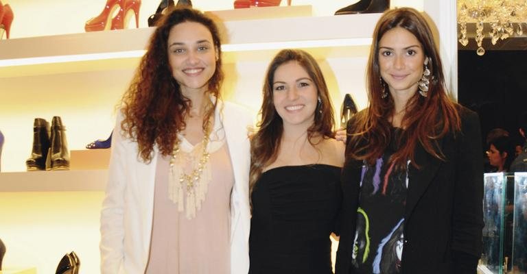 Efigênia Garms recebe as atrizes Débora Nascimento e Thaila Ayala em sua loja, SP.