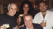 Em SP, Paulo Bauab, Bruna Rocha, Walter Camargo e Mario Almeida, sentado, brindam em bar.