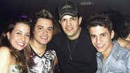 Fernando e Sorocaba, ao centro, prestigiam show de Mariana e Mateus, em SP.