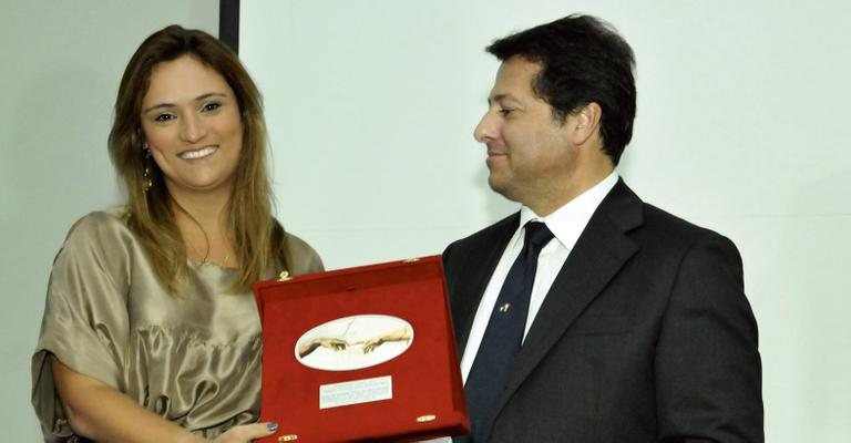 Flávia Santoro representa o irmão Rodrigo Santoro em premiação da Agência Italiana de Turismo e recebe láurea das mãos de Paolo Rubini.