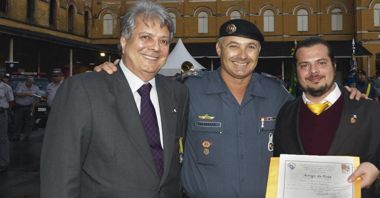 Em SP, Mário Pagnozzi Jr., com o filho Pedro Paulo, ganha medalha de Paulo Telhada, da Rota, ao centro