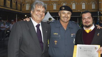 Em SP, Mário Pagnozzi Jr., com o filho Pedro Paulo, ganha medalha de Paulo Telhada, da Rota, ao centro