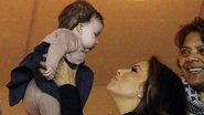 Eva Longoria brinca com a fofa Harper Beckham - Splash News splashnews.com