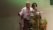 Ao lado da esposa e dos filhos, Tonico Pereira discursa após receber homenagem no Amazonas Film Festival - Carol Andrewsk / CARAS Online