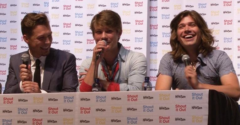 Isaac, Taylor e Zac Hanson durante coletiva de imprensa - Reprodução/TV CARAS