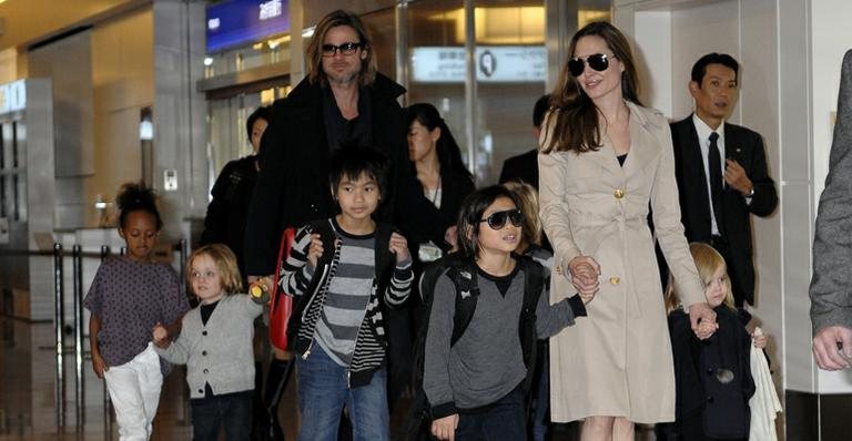 Angelina Jolie e Brad Pitt com os filhos Maddox, Pax, Zahara, Shiloh, Vivienne e Knox - Splash News