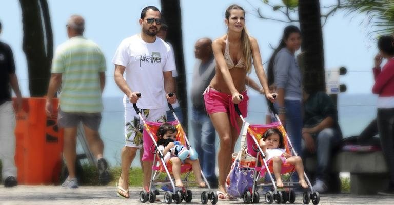 O casal passeia com Helena e Isabela na Barra, Rio, onde ele fez show.