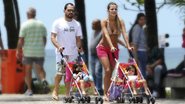 O casal passeia com Helena e Isabela na Barra, Rio, onde ele fez show.