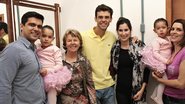 Em mostra de dança infantil, o casal anfitrião, Carlos Eduardo e Lenise, com as filhas, Maria Eduarda e Maria Fernanda, ladeia Alice, Guga e sua amada, Mariana, grávida de seis meses de uma menina.