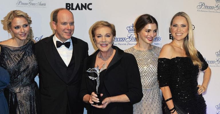 Pela primeira vez nos Estados Unidos após a boda, o monarca e sua mulher prestigiam com jetsetters e estrelas a entrega do Princess Grace Awards 2011, um fomento à cultura. - Jayme de Carvalho