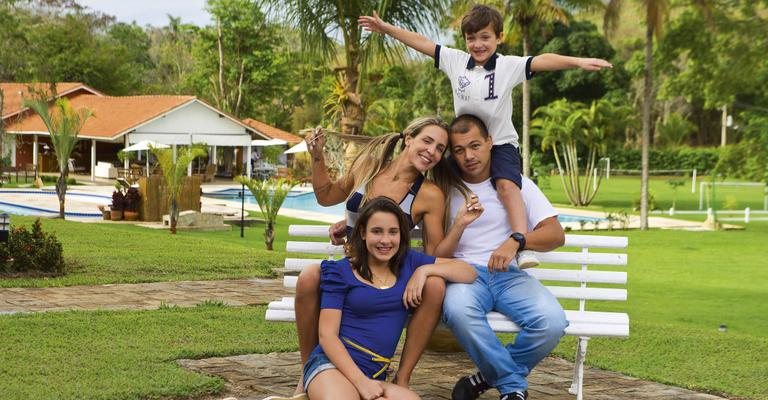 Após ganhar R$ 2 milhões no reality, ela passa dias em spa de Paraíba do Sul, RJ, com os herdeiros, Ana Luisa e Maurício, e Rubem, que namora há um ano e meio. - Mariana Vianna