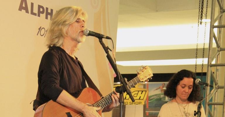 Oswaldo Montenegro faz show em shopping paulistano.