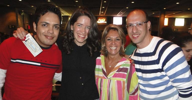 Marcelo Bandeira, Célia Verardi, Viviane Romanelli e Márcio Alves aplaudem show.