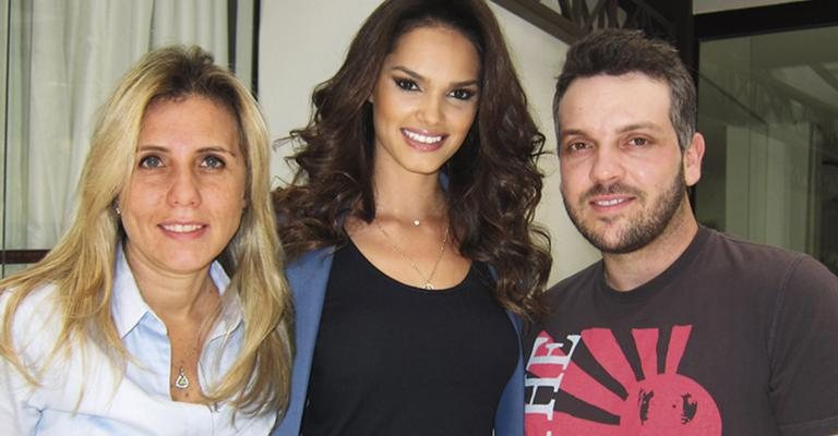 Paola De Nigris e Lisalla Montenegro são recebidas pelo hair sylist Luiz Ruzafa, SP.