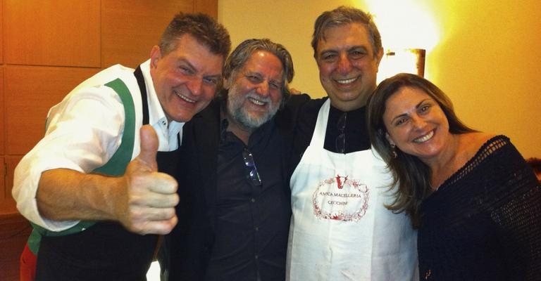 Dario Cecchini e o casal Roberto Ravioli e Giovanna são recebidos por Marcos Bassi em seu restaurante, SP.