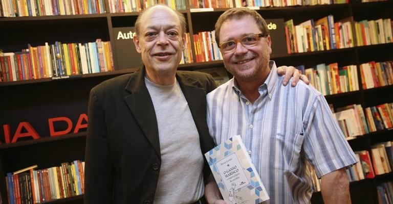 Breno Lerner autografa o livro O Ganso Marisco e Outros Papos de Cozinha para Allan Vila Espejo, em SP.