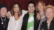 Em SP, o artista plástico Thiago Cóstackz, ao centro, se encontra com Brad Whitford, Steven Tyler, Tom Hamilton e Joey Kramer, integrantes do Aerosmith.