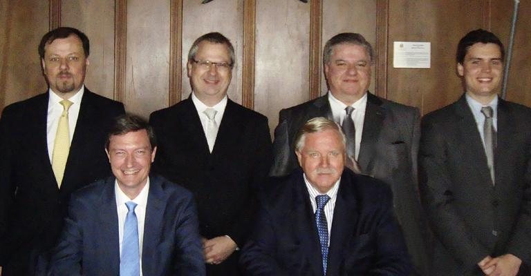 Christian Maxe Petersen, Erik Christensen, Zacharias Karacristo e Lauritz Straede Hansen, todos em pé, e Peter Gyde e Jens Olesen em evento da Câmara de Comércio Dinamarquês-Brasileira realizado em São Paulo.