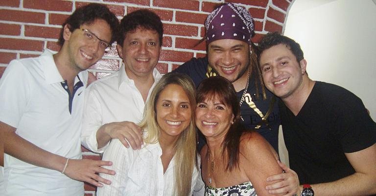 O cantor Paulo Cremona, de bandana, comemora 27 anos em casa, em SP, com Eduardo Carlini, o tio Gilliard, os primos Sylvio e Bruna Cremona Marinho e a tia Sylvia Cremona Marinho.