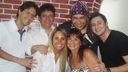 O cantor Paulo Cremona, de bandana, comemora 27 anos em casa, em SP, com Eduardo Carlini, o tio Gilliard, os primos Sylvio e Bruna Cremona Marinho e a tia Sylvia Cremona Marinho.