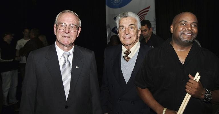 Claricio Paulo Casagrande e Diniz Mehl Andrusko com o baterista Anthony King, que faz show com sua banda na festa dos 70 anos do Centro Cultural Brasil EUA de Curitiba.