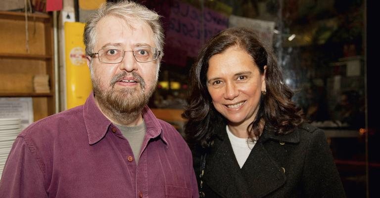 A jornalista Mona Dorf prestigia o lançamento do livro Charque, em São Paulo.