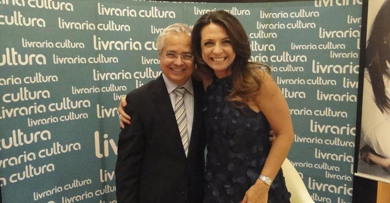 João Monteiro de Barros Neto prestigia em SP noite de autógrafos de Claudia Tenório.