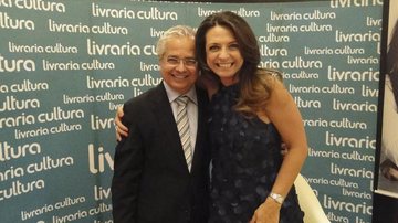 João Monteiro de Barros Neto prestigia em SP noite de autógrafos de Claudia Tenório.