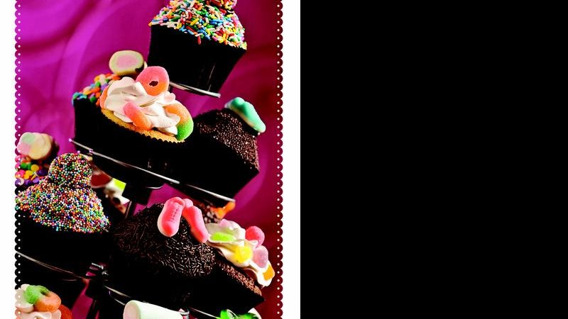 Torre de cupcakes de baunilha com cobertura de brigadeiro de morango, de limão siciliano, de brigadeiro com granulado e de chocolate com marshmallow | WONDERCAKES, tel. (11) 3063-1209, 
www.wondercakes.com.br - Tadeu Brunelli