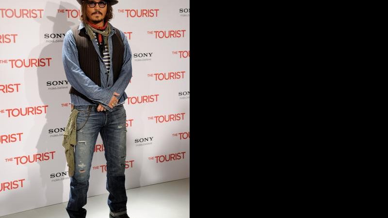 Johnny Depp - Atitude é com ele mesmo. O ator tem um jeito peculiar de se vestir, mas costuma fazer sucesso com seus
modelitos nos eventos. Além disso, Depp é adepto dos acessórios como chapéus, óculos, lenços e gravatas. Os coletes, as estampas e as - Carlos Alvarez/Getty Images