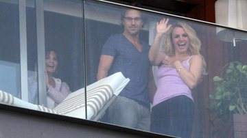 Britney Spears aparece na sacada do hotel no Rio de Janeiro - Andre Freitas e Gabriel Reis / AgNews