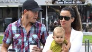 Alanis Morissette passeia com a família em Brentwood, na California - The Grosby Group