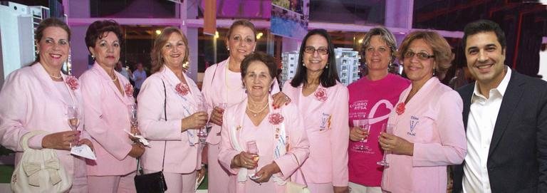 Em Itajaí, SC, integrantes da Rede Feminina de Combate ao Câncer da cidade Neusa Flores, Kika Vilbert, Neusa Magali, Ana Gusso, Lurdes Truppel, Rosita Werner Walder, Maria Claudia Venturini e Dilma Ramos participam de evento em prol da campanha contra o