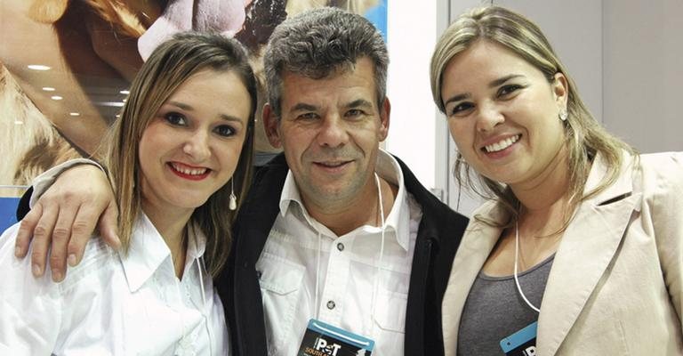 Em SP, Gisele Santos e Itamar Martins com a irmã Priscila Martins expõem em feira internacional de animais.