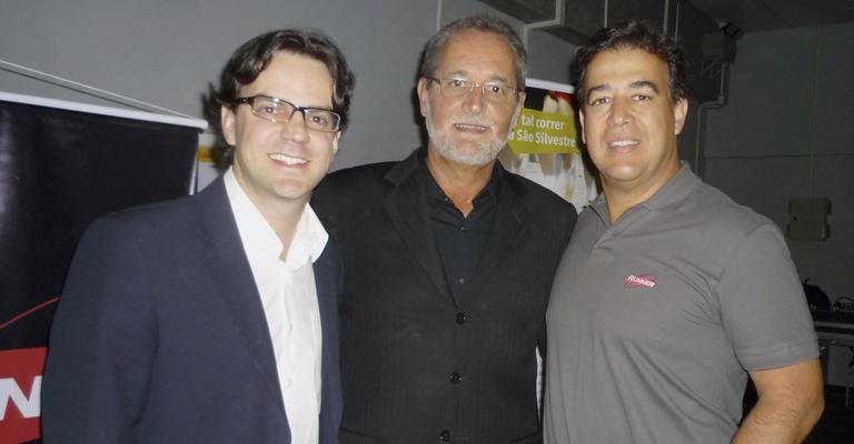 Em SP, Peter Thomas e Mario Moreira, de famosa rede de academias, recebem Walter Longo, ao centro, em palestra.