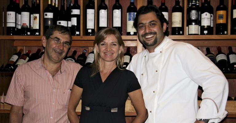 O casal Simon e Lúcia Knittel recebe o chef Daniel Assad Abujamra nos cinco anos de sua loja de vinhos, SP.