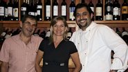 O casal Simon e Lúcia Knittel recebe o chef Daniel Assad Abujamra nos cinco anos de sua loja de vinhos, SP.