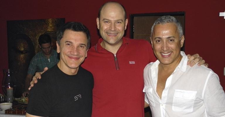 Patrick Vaysse, de vermelho, celebra 45 anos com os amigos Almir Soares e Juan Carlos Arcila Duque, em seu apartamento, em SP.